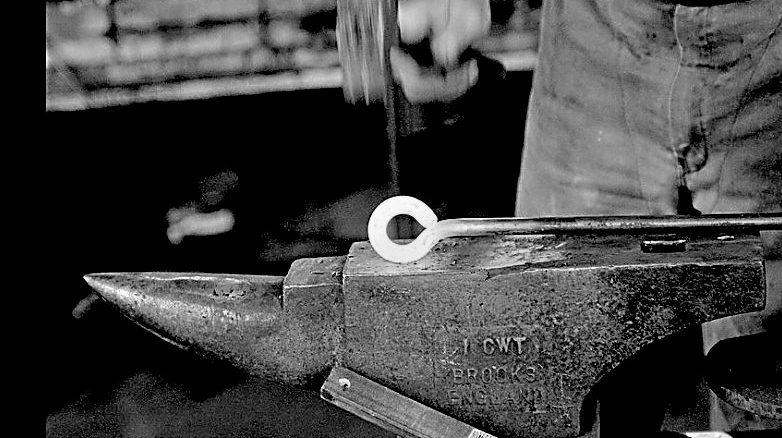composable-iron-anvil-hammer-logo-bw